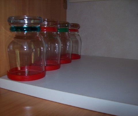 verres fixés dans placard